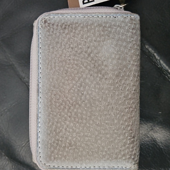 Roots 100% Leather Textured Gray Tri-fold Wallet with White Roots Logo Full Zip - Picture 3 of 10